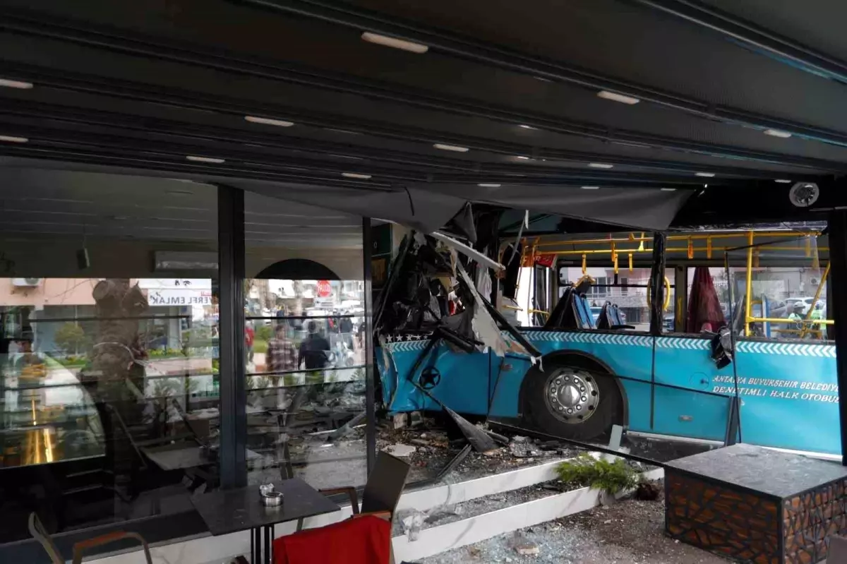 Antalya’da Halk Otobüsü Kafeteryaya Daldı: 3 Yaralı