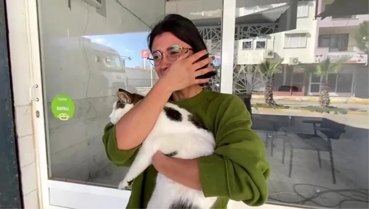 Antalya’da Kedisi Mahsur Kalan Genç Kızın Sevinci