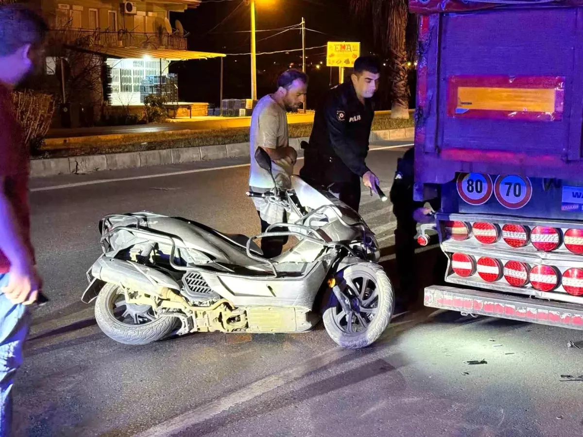 Antalya’da Motosiklet Tıra Çarptı: Sürücü Yaralandı