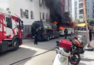 Antalya’da Park Halindeki Midibüste Yangın Panik Yarattı