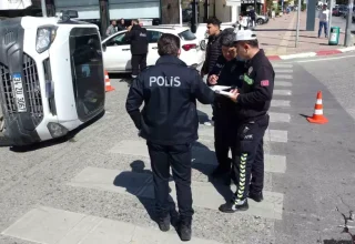 Antalya’da Zırhlı Araç ile Otomobil Çarpıştı: 4 Yaralı