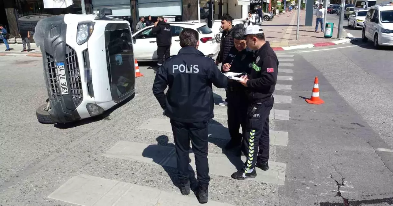 Antalya’da Zırhlı Araç ile Otomobil Çarpıştı: 4 Yaralı