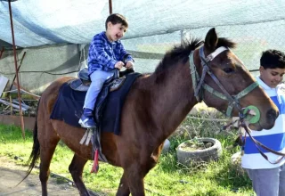 At binme çiftliğini özel ve kimsesiz çocukların hizmetine sundu