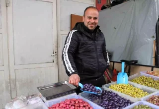 Aydın’da Mor ve Pembe Zeytin Fırtınası: Pazarda Renkli Tezgah