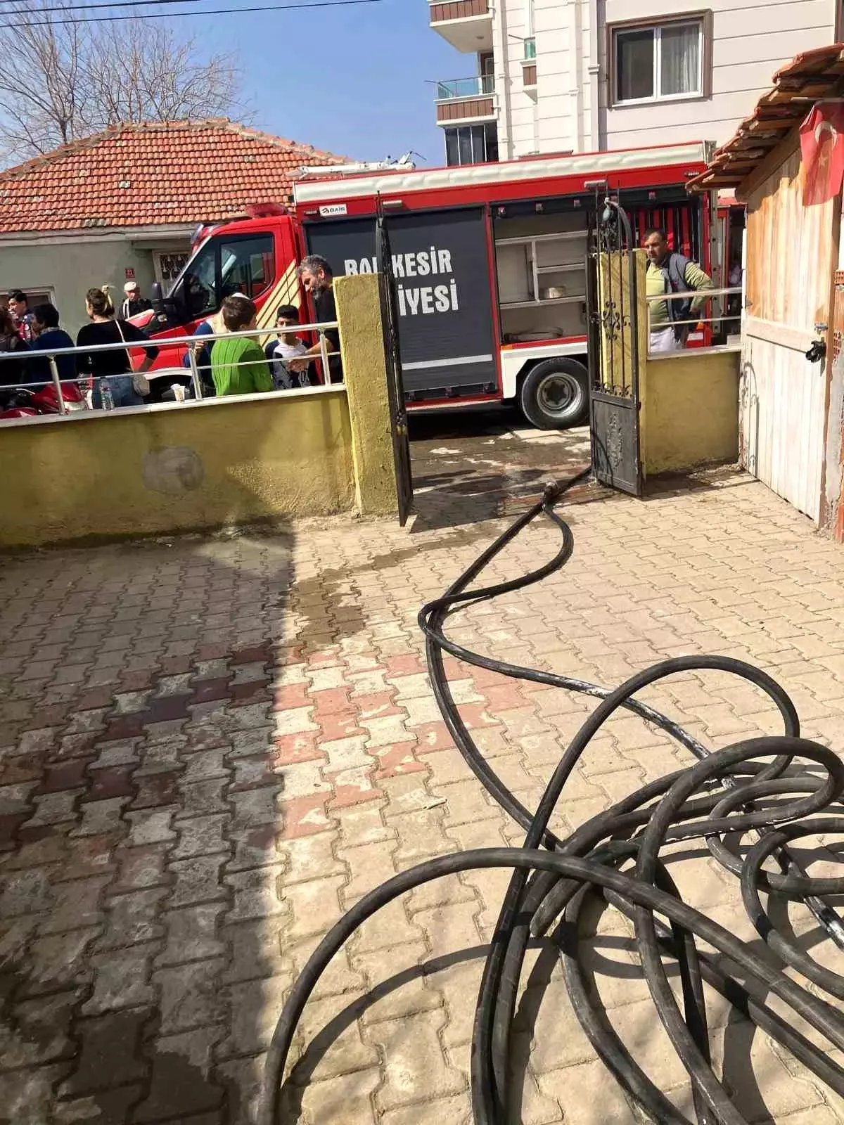 Ayvalık’ta Dördüncü Kat Dairesinde Yangın Çıktı