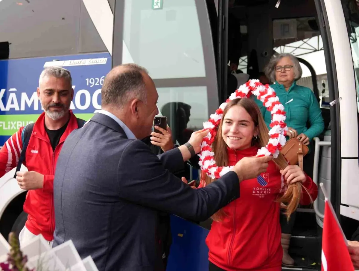 Balıkesir’de Milli Eskrimciler Coşkuyla Karşılandı
