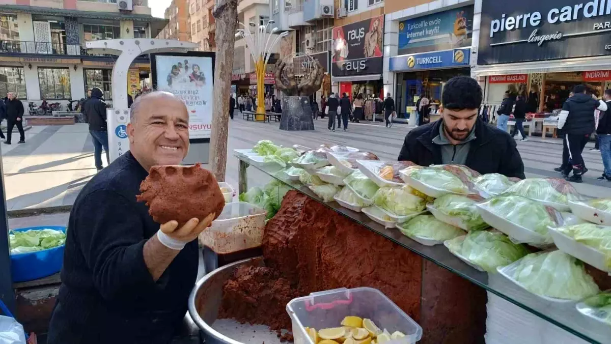 Batman’da İftar Sofralarının Vazgeçilmezi Çiğköfteye Rağbet Artıyor