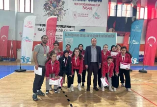 Bayburt Rekabet Kurumu Kız Anadolu Lisesi Futsal Takımı Yarı Finale Yükseldi