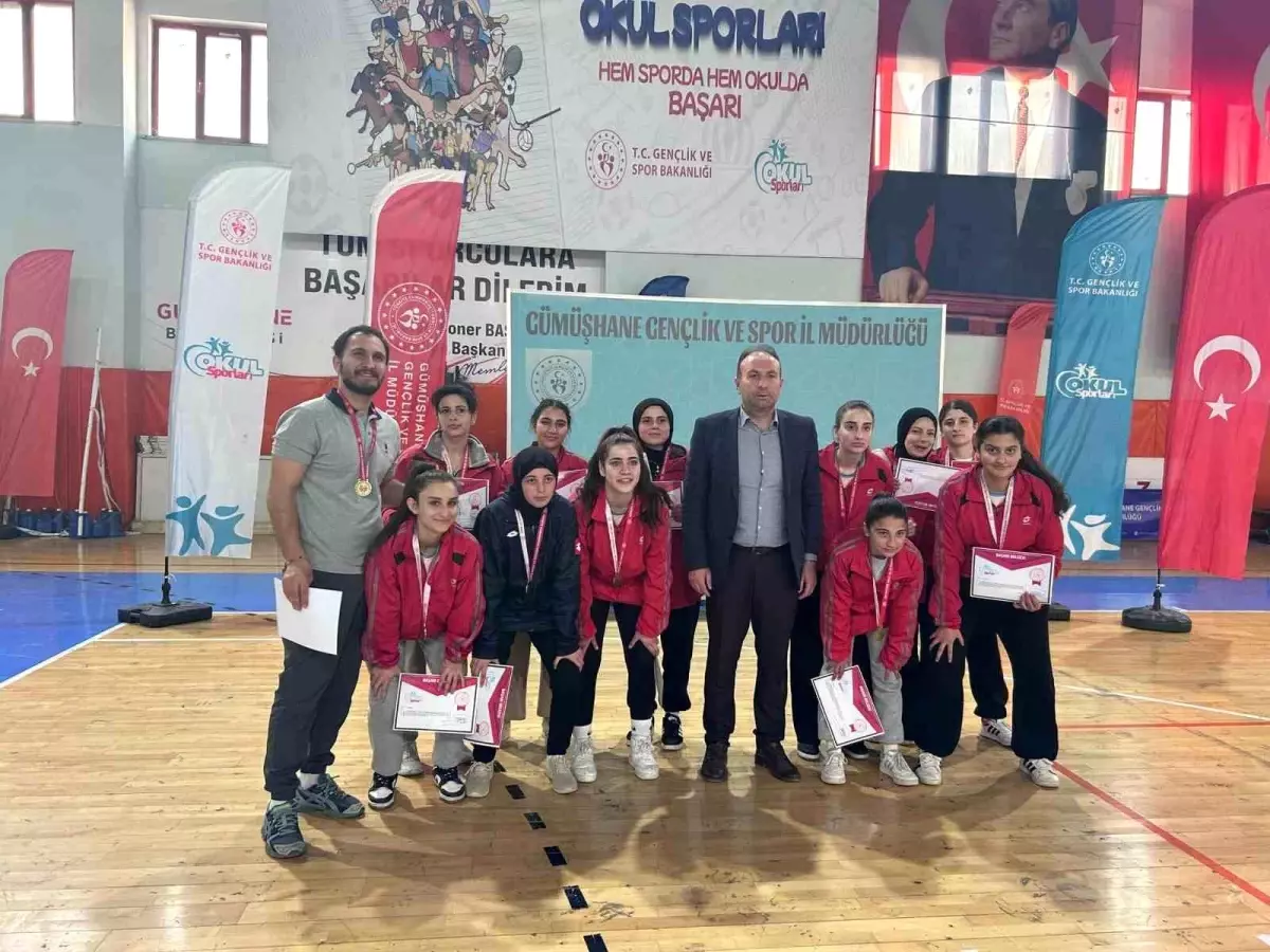 Bayburt Rekabet Kurumu Kız Anadolu Lisesi Futsal Takımı Yarı Finale Yükseldi