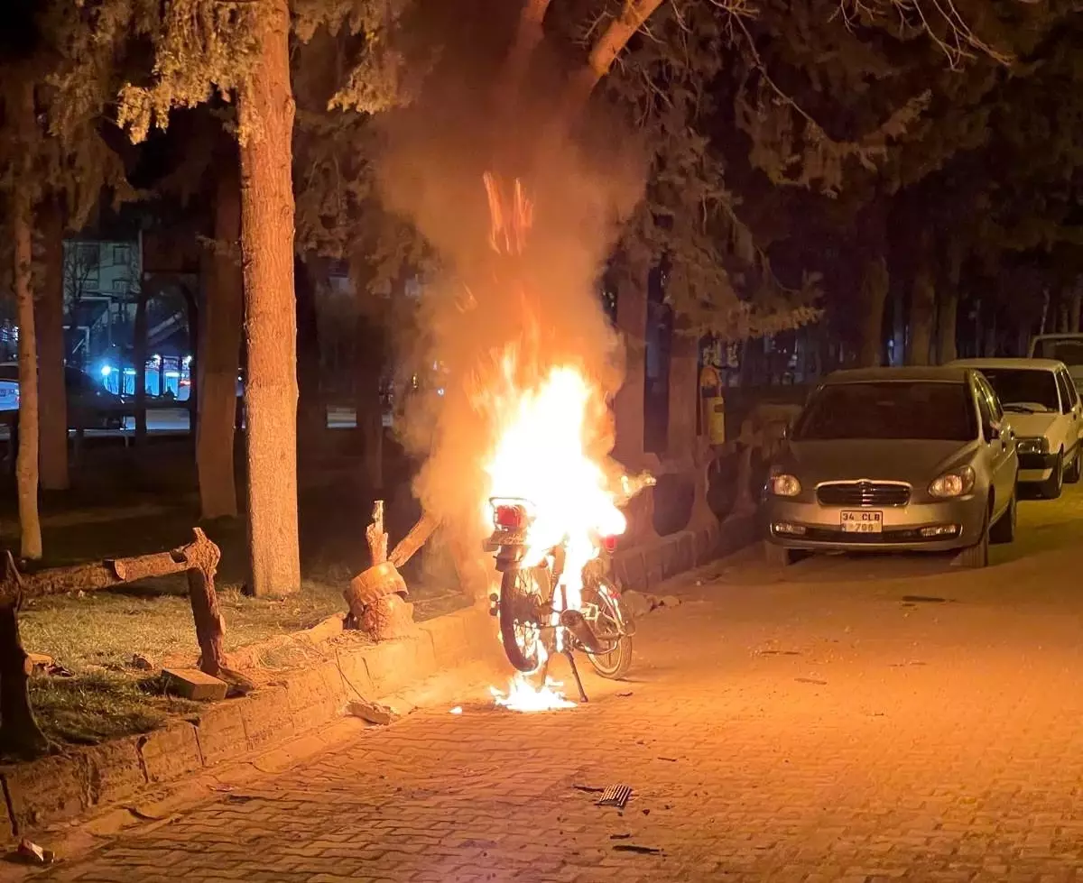 Besni’de Park Halindeki Motosiklet Alev Aldı