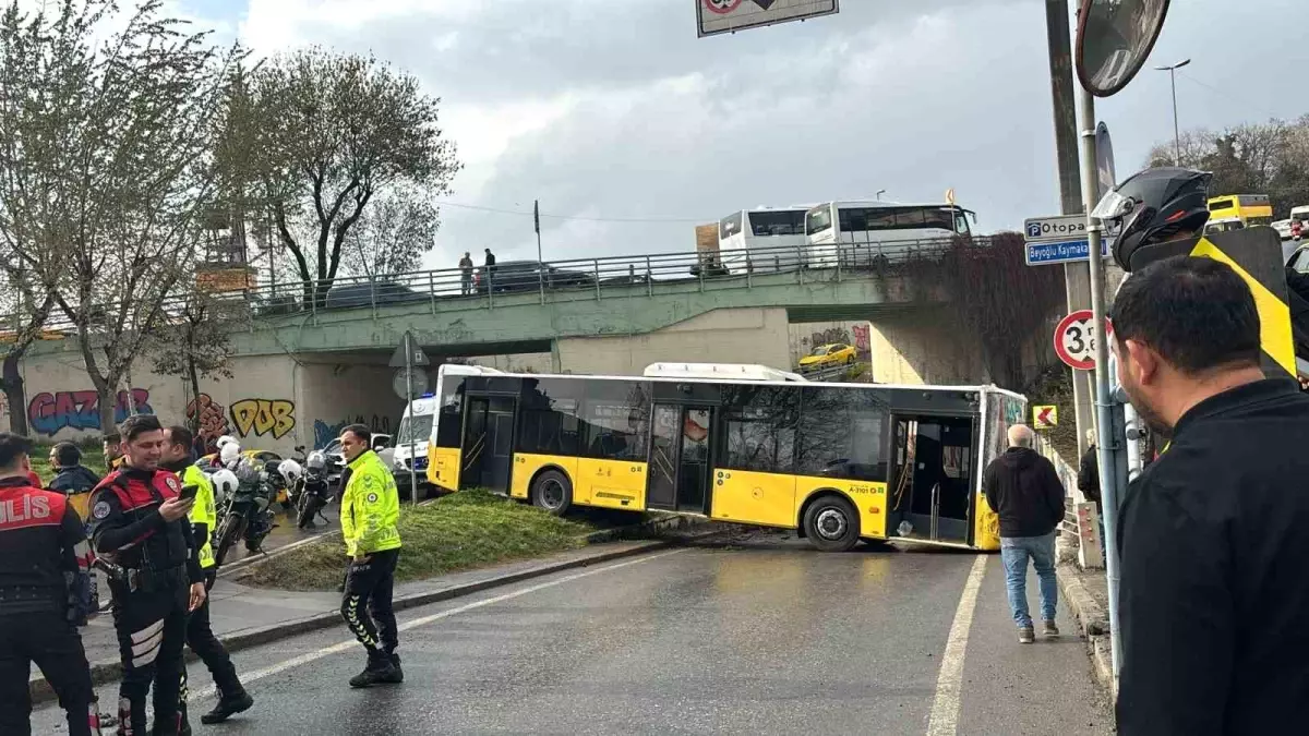 Beyoğlu’nda İETT Otobüsü Kazası: Bariyerlere Çarptı