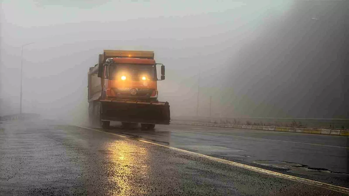 Bolu Dağı’nda Sis ve Yağmur Sürücülere Zorluk Çektiriyor