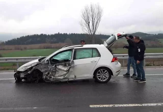 Bolu’da Doktorun Aracına Midibüs Çarptı