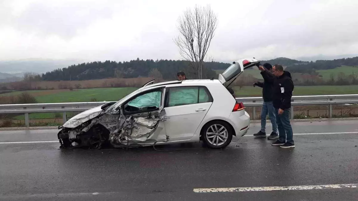 Bolu’da Doktorun Aracına Midibüs Çarptı