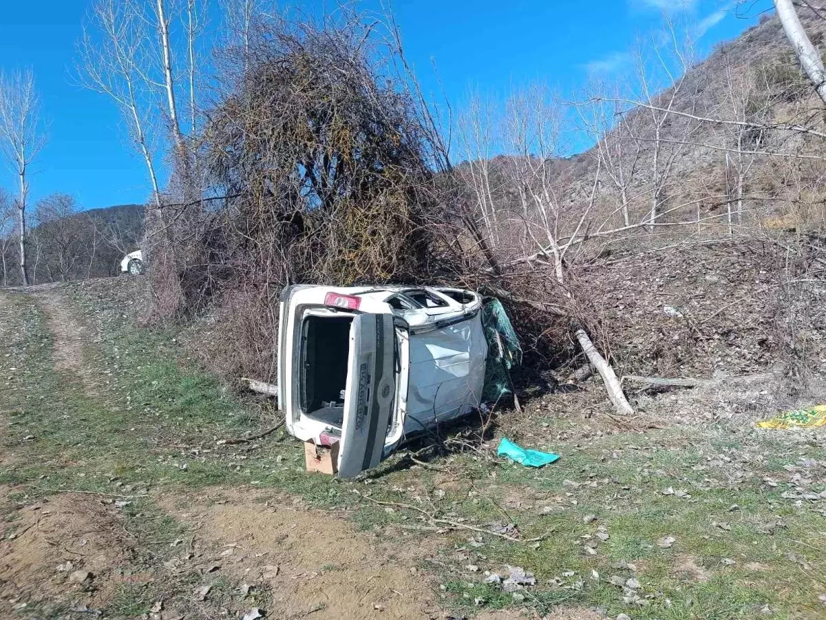 Bolu’da Hafif Ticari Araç Şarampole Uçtu: 2 Yaralı