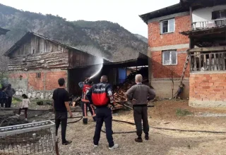 Bolu’da Odunlukta Yangın Çıktı, Büyümeden Söndürüldü