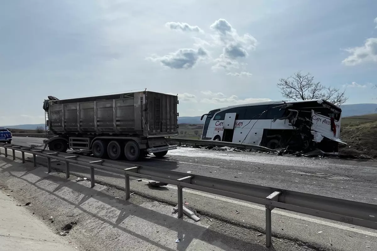 Bozüyük’te tır yolcu otobüsüne arkadan çarptı! Çok sayıda yaralı var