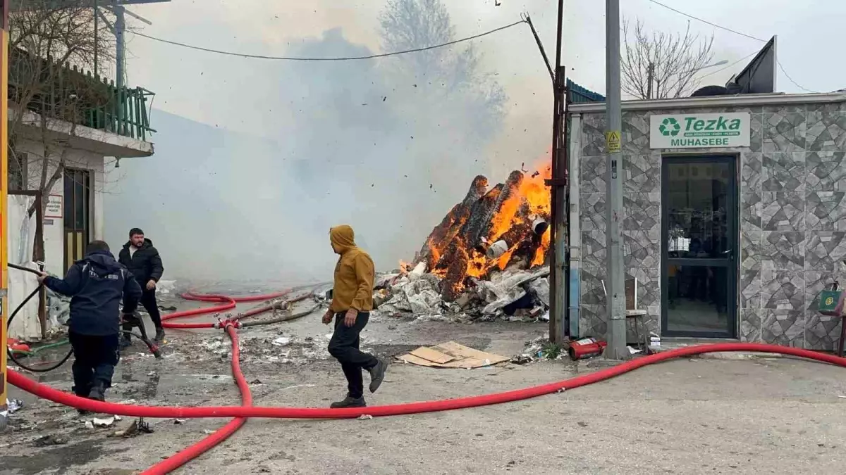 Bursa’da Geri Dönüşüm Tesisinde Yangın Çıktı