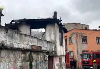 Bursa’da Metruk Bina Yangını: Olay Yerine İtfaiye ve Polis Sevk Edildi