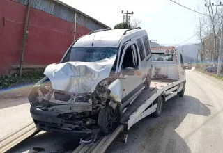 Bursa’da Otobüs ile Hafif Ticari Araç Kafa Kafaya Çarpıştı