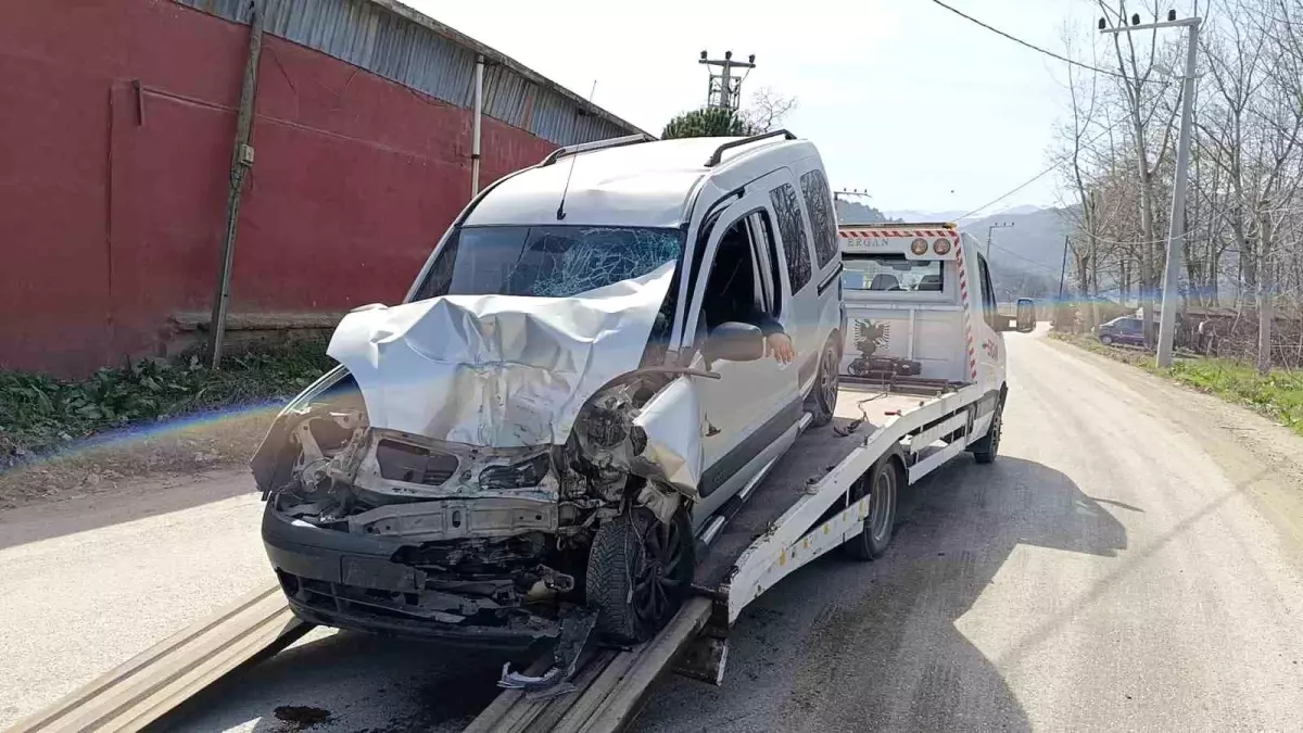 Bursa’da Otobüs ile Hafif Ticari Araç Kafa Kafaya Çarpıştı