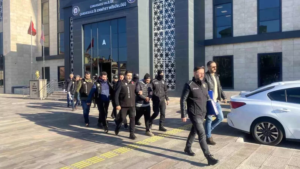 Çanakkale’de Jandarma Kılığına Giren Dolandırıcılar Tutuklandı