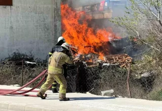 Çanakkale’de Küçük Sanayi Sitesi’nde Yangın Kontrol Altına Alındı