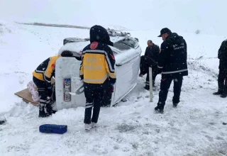 Çorum’da Hafif Ticari Araç ile Minibüs Çarpıştı: 2 Yaralı