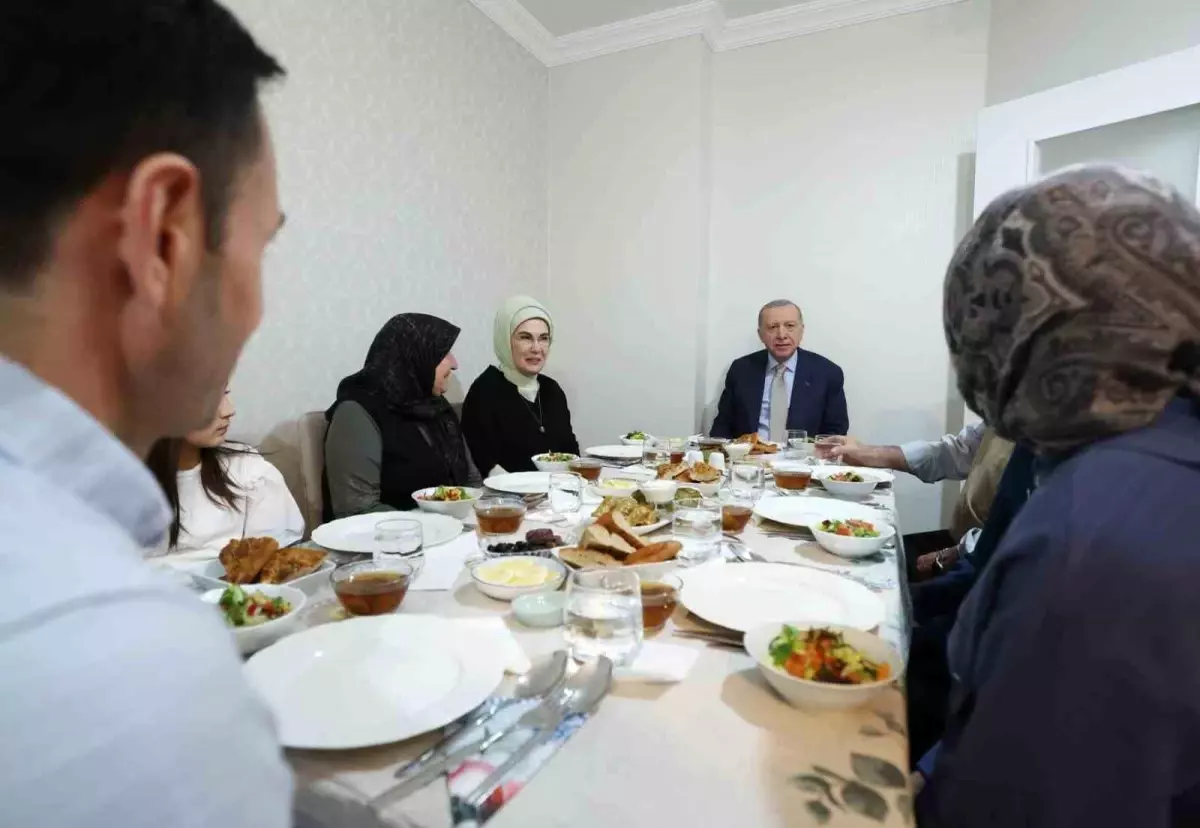 Cumhurbaşkanı Erdoğan ve eşi Emine Erdoğan, iftarda Fidan ailesini ziyaret etti