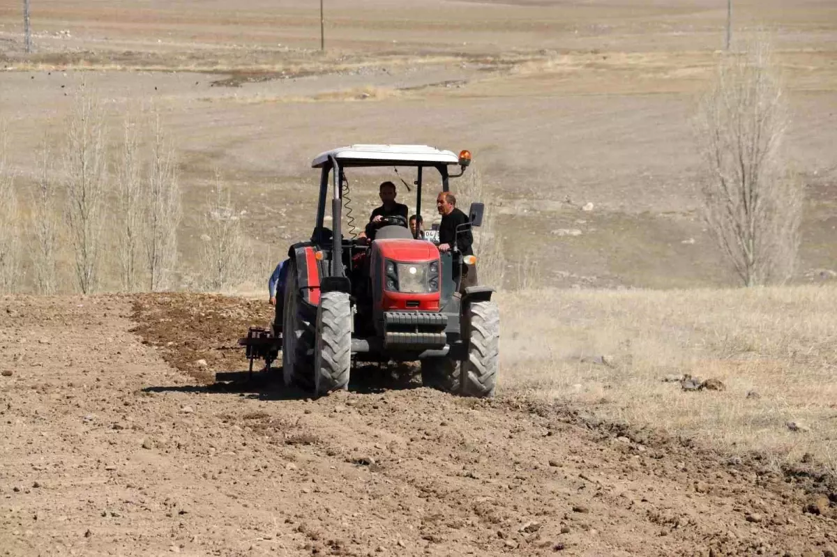 Diyadin’de Tarla Sürme Çalışmaları Başladı