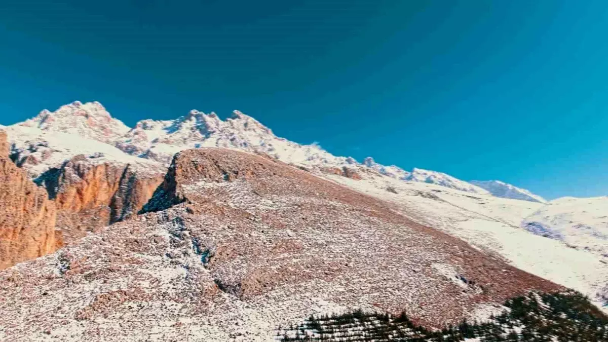 Dron Pilotunun Eşsiz Görüntüleri: Niğde’de Dağ Keçilerinin Doğal Yaşamı