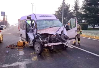 Düzce’de Minibüs ile Tır Çarpıştı, Sürücü Sıkıştı