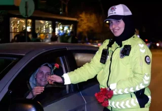 Edirne’de Kadın Sürücülere Karanfil Hediye Edildi