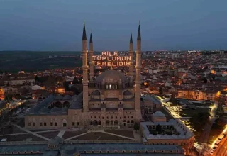 Edirne’de Selimiye Camii’nde Yeni Mahya: ‘Aile Toplumun Temelidir’