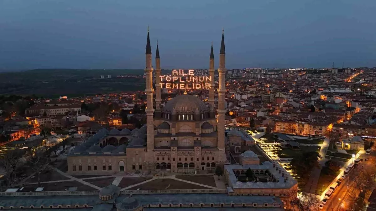 Edirne’de Selimiye Camii’nde Yeni Mahya: ‘Aile Toplumun Temelidir’