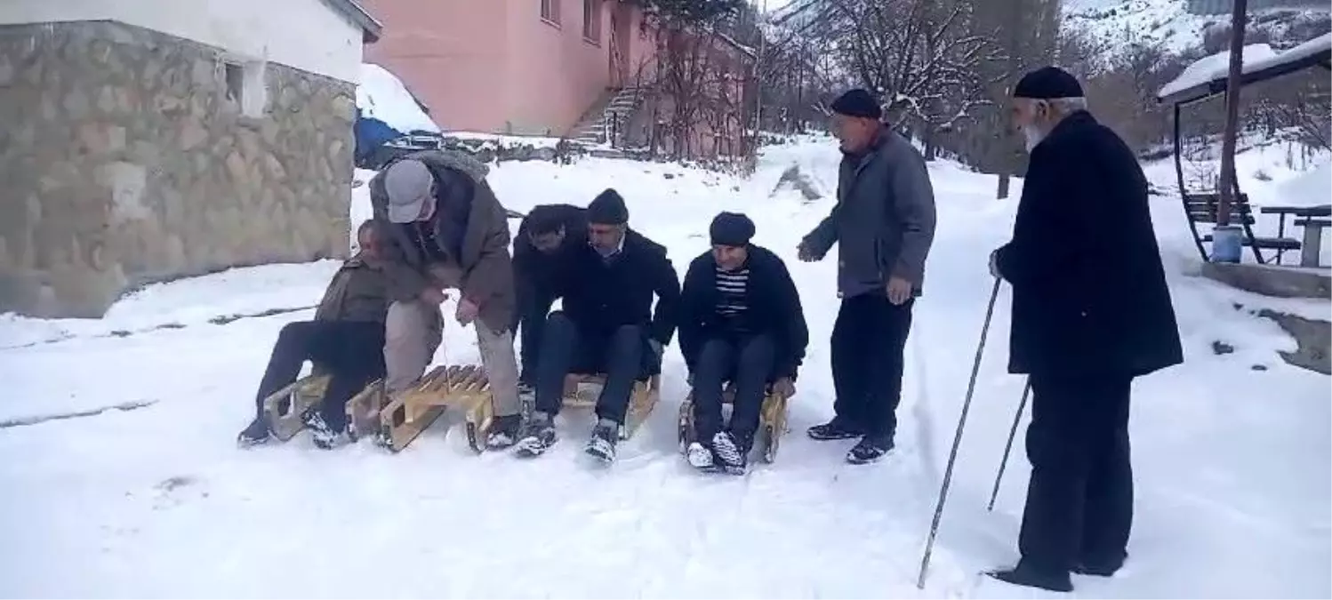 Erzurum’da Yaşlıların Karda Kızak Keyfi