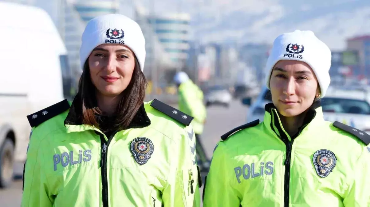 Erzurum’un Trafiğini İki Kadın Komiser Yönetiyor