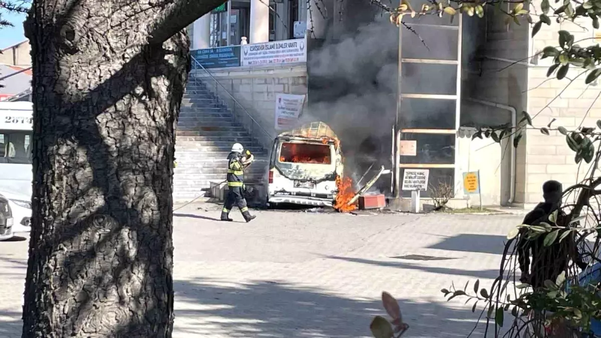 Eskişehir’de Minibüs Yangını: 4 Çocuk Son Anda Kurtarıldı