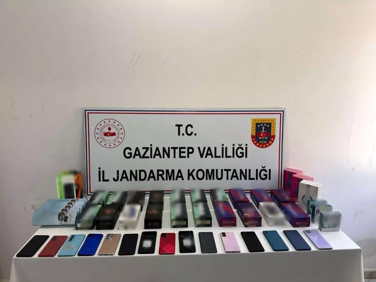 Gaziantep’te 2 milyon TL değerinde kaçak telefon ve saat ele geçirildi: 2 gözaltı