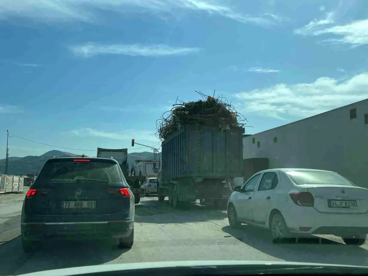 Hatay’da Düzensiz Yükle Kamyon Trafiği Tehlikeye Sokan Anlar