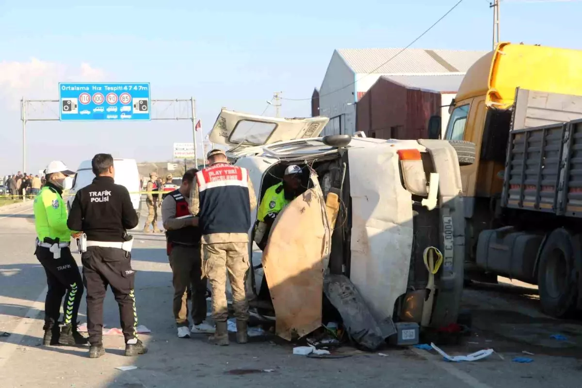 Hatay’da Servis Minibüsüyle Tıra Çarpma Kazası: 6 Ölü