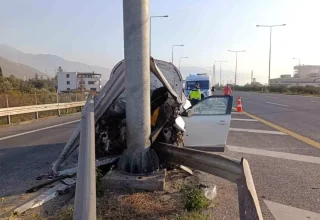 Hatay’da SUV Araç Aydınlatma Direğine Çarptı: 2 Yaralı