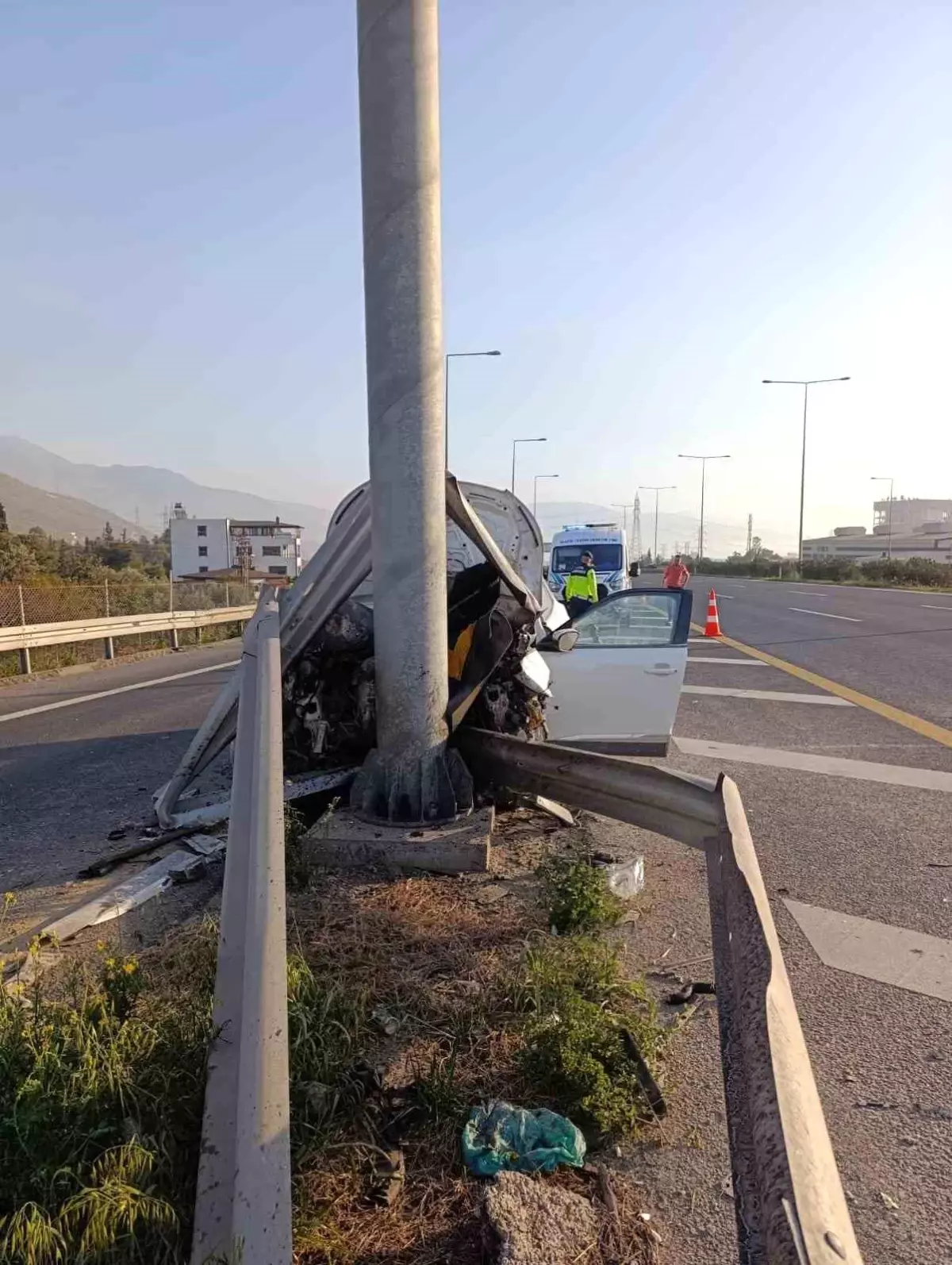 Hatay’da SUV Araç Aydınlatma Direğine Çarptı: 2 Yaralı