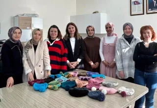 Hisarcık’ta gönüllü öğretmenlerin ördüğü bereler Ağrı’daki minik öğrencileri ısıtacak