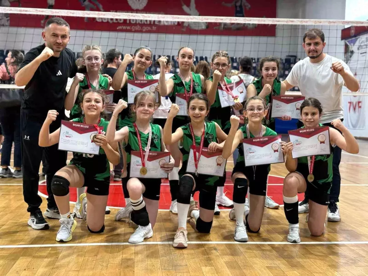 Hürriyet Ortaokulu Voleybol Takımı Türkiye Finallerine Katılmaya Hak Kazandı