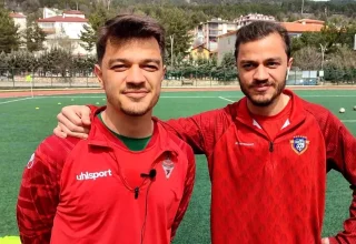 İkiz Kardeşler Futbol Sahasında Rakip Oldu