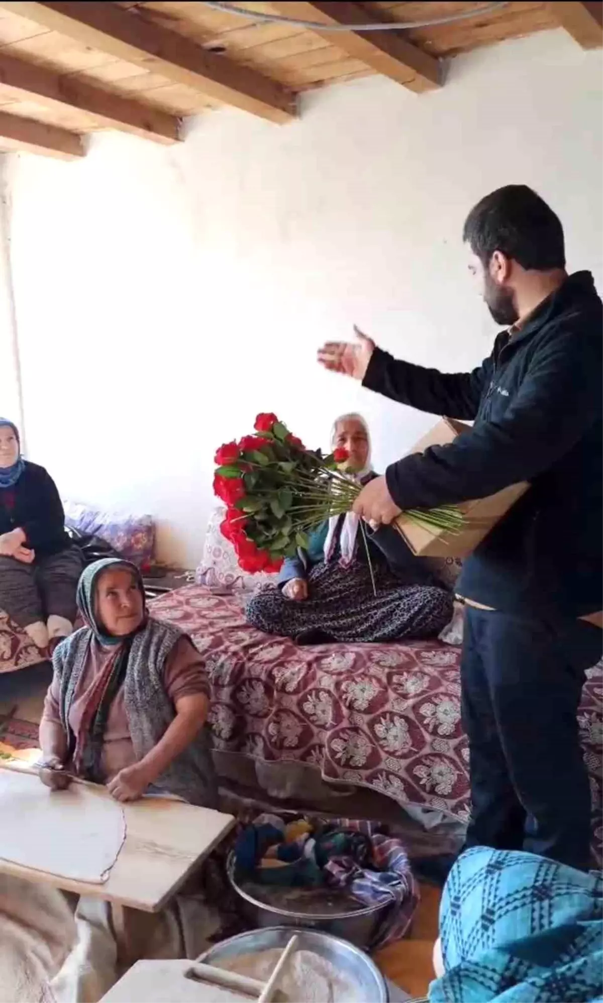 İmam, Teravih Namazı İçin Gül Dağıttı