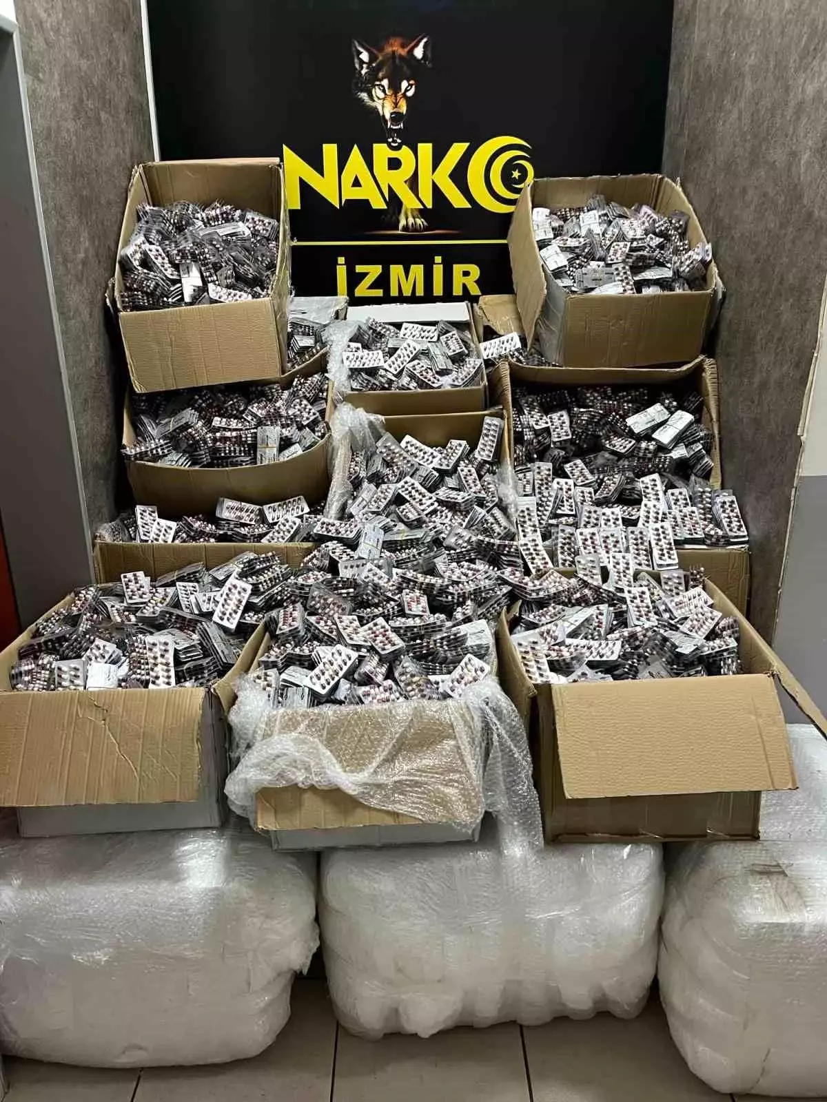 İzmir’de Uyuşturucu Operasyonu: 275 Bin Hap Ele Geçirildi
