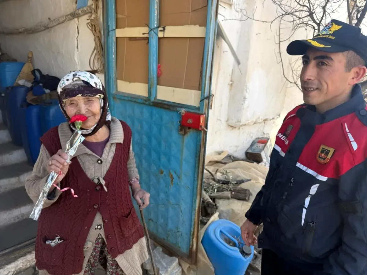 Jandarma Ekiplerinden Yaşlı Çınarlarla Vefa Ziyareti