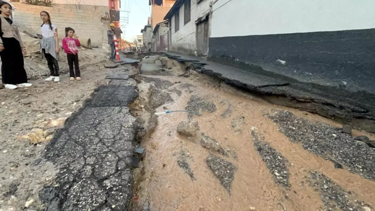 Kahramanmaraş’ta Su Borusu Patladı, İş Yerleri ve Araçlar Zarar Gördü